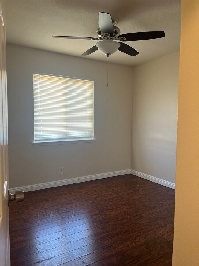 Building Photo - 4 bedroom 2bathroom Home Available now!