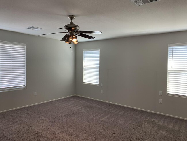 Building Photo - Beautiful 5 bedroom home