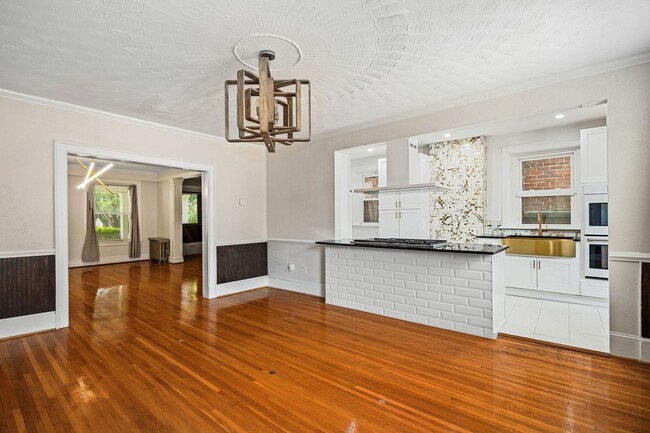 Building Photo - Beautiful Renovated 3 Bedroom 2.5 Bath off...
