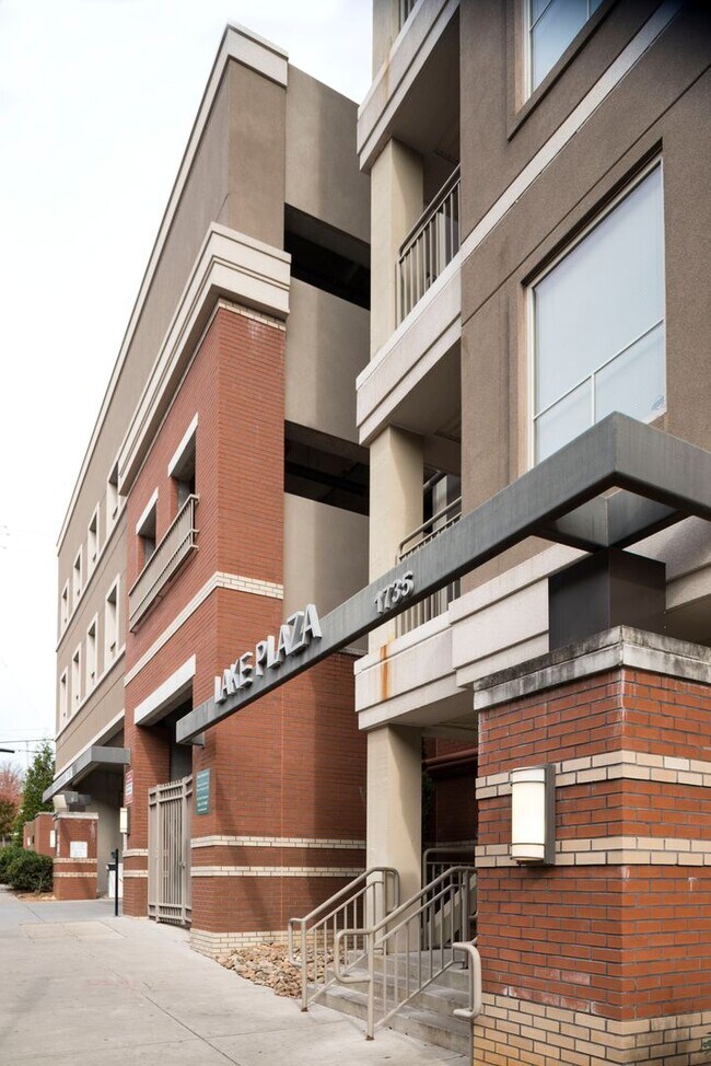 Building Photo - Lake Plaza Condominiums Unit #802: 3bed/2bath Available FALL 2026 - Move in 8/13/26! $3300/month ...