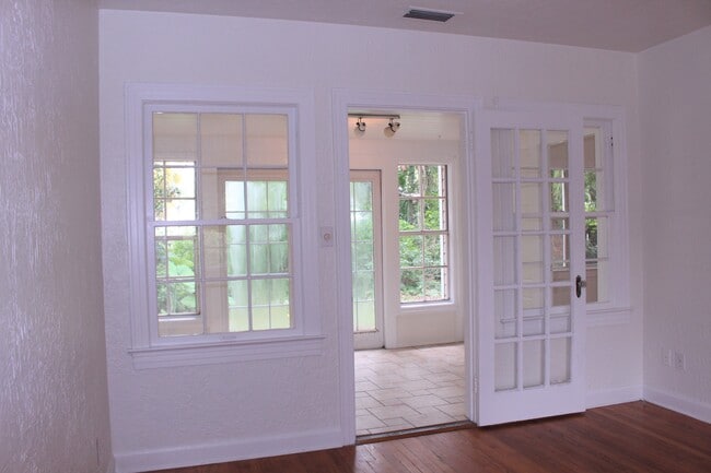 Building Photo - 1411 E Kaley St