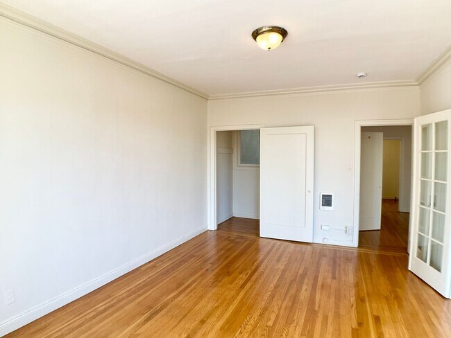 Building Photo - 1BR/1BA. Bay Windows, Laundry On-Site. GAR...