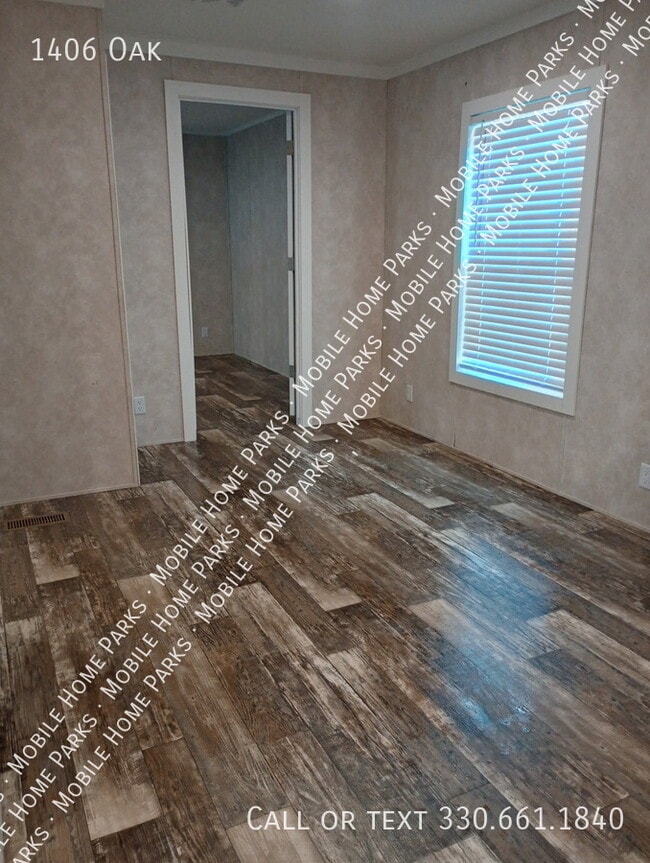 Building Photo - 1406 Oak-