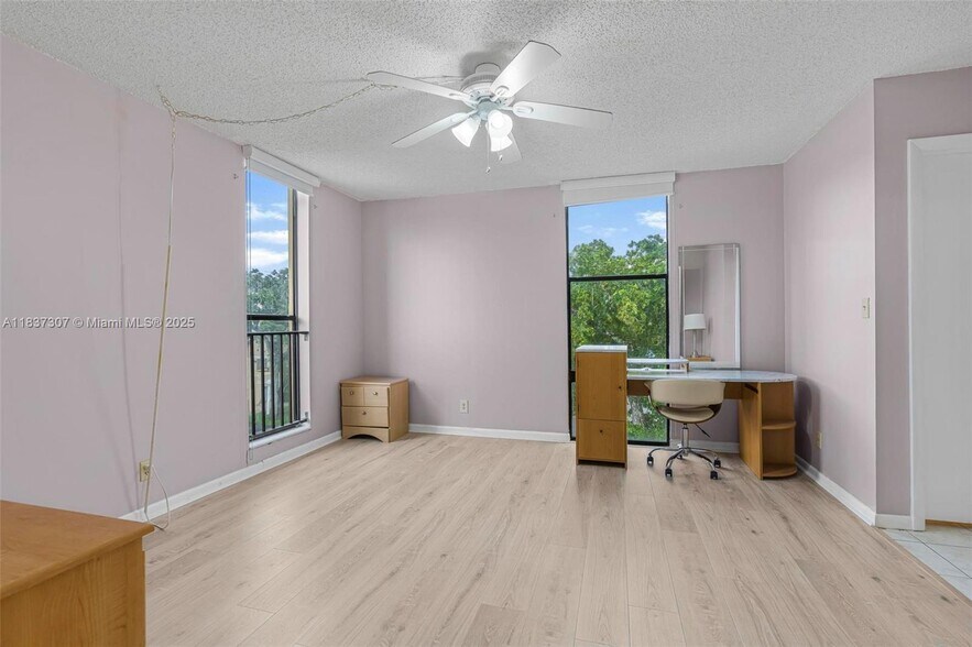 Building Photo - 2911 SW 87th Ter
