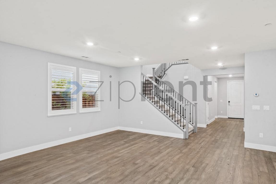 Building Photo - Unit