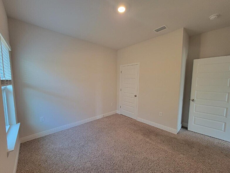 Building Photo - 1266 Conolly Blvd
