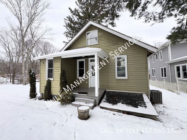 Building Photo - 2 bed, 1 bath house in Glenshaw