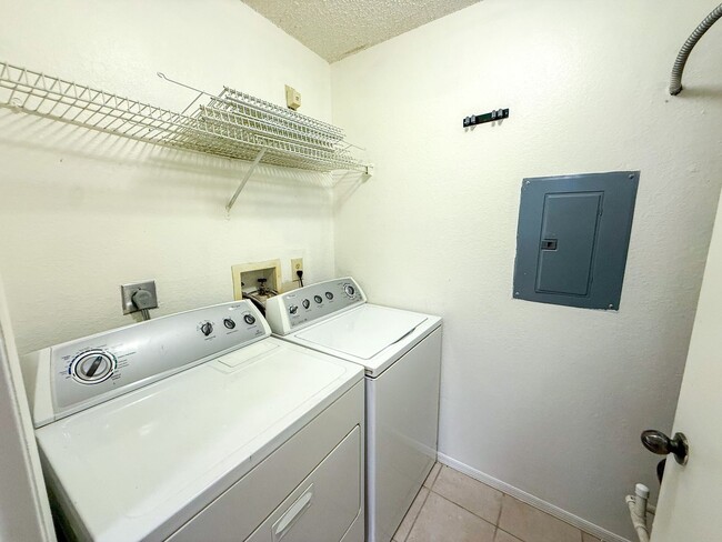 Building Photo - 3705 SW 27th St