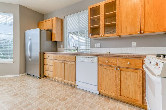 Building Photo - Beautiful 3 Bedroom Home in Beaverton with Fenced Patio, Attached Garage & Fireplace!