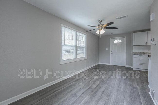 Building Photo - 805 E Albert Ave