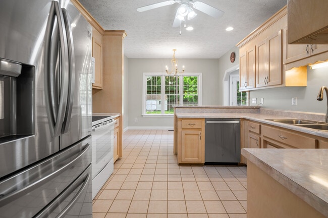 Building Photo - 619 Greyshire Dr