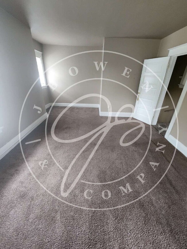 Building Photo - "Charming 2-Bedroom Townhouse on East Broa...
