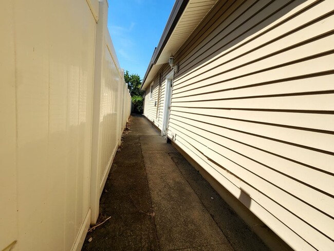 Building Photo - Rancho Cordova 3 Bedroom 2 Bath