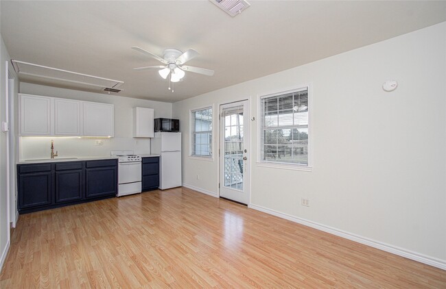 Building Photo - 15510 Cypress Garden Dr