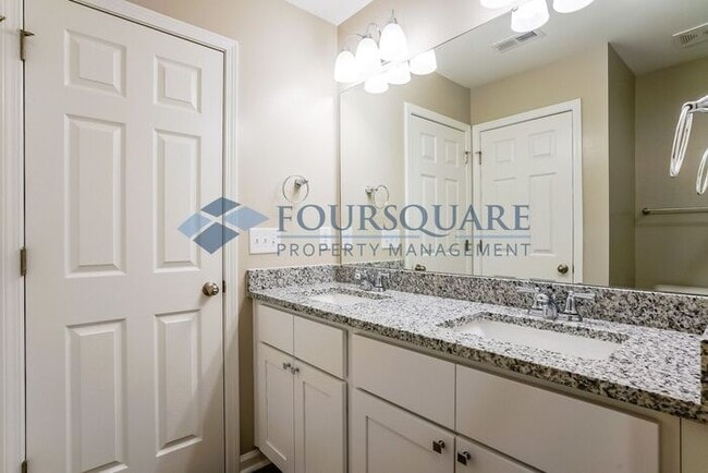 Building Photo - Spacious 3-Bed Townhome with Back Patio & ...