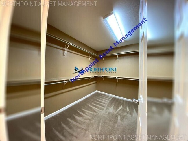 Building Photo - Bright 4BR + Backyard + Updated Kitchen near Downtown Sacramento