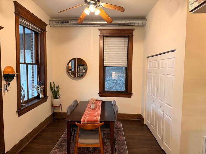 Building Photo - 1037 N Damen Ave