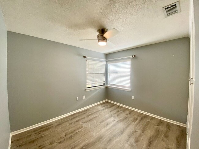 Building Photo - Modern Design 3 Bedroom 2 Bath