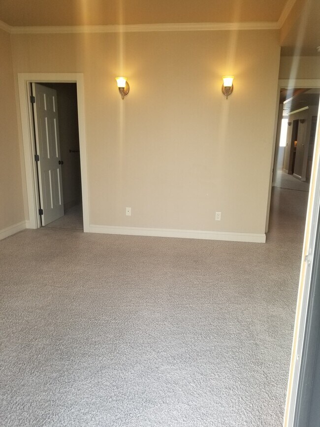Building Photo - Class and Style! 3 Bed, 2 Bath South Hill ...