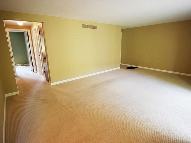 Building Photo - 80 Groton Dr