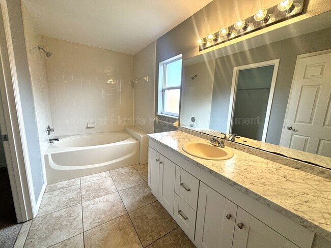 Building Photo - 11849 Foxglove Dr