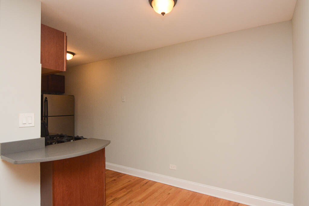 Building Photo - 448 W Barry Ave