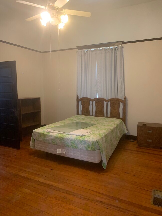 Secondary Bedroom - 735 Roseneath Ave