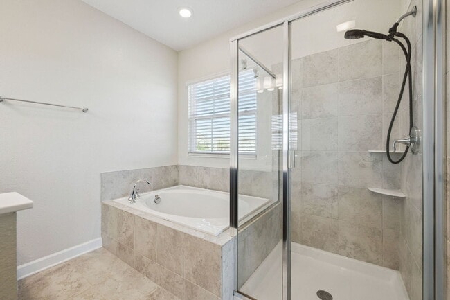 Building Photo - Spacious 3-Bedroom, 2.5 Baths Townhouse Retreat in Prime Orlando Location!