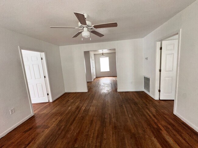 Building Photo - Conveniently located- Water and Trash Included