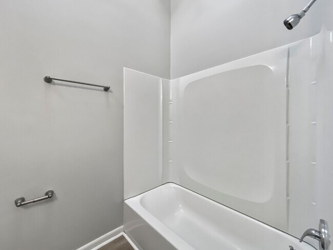 Building Photo - Charming 3-Bed, 2-Bath Home in Lees Summit with 2 Car Garage