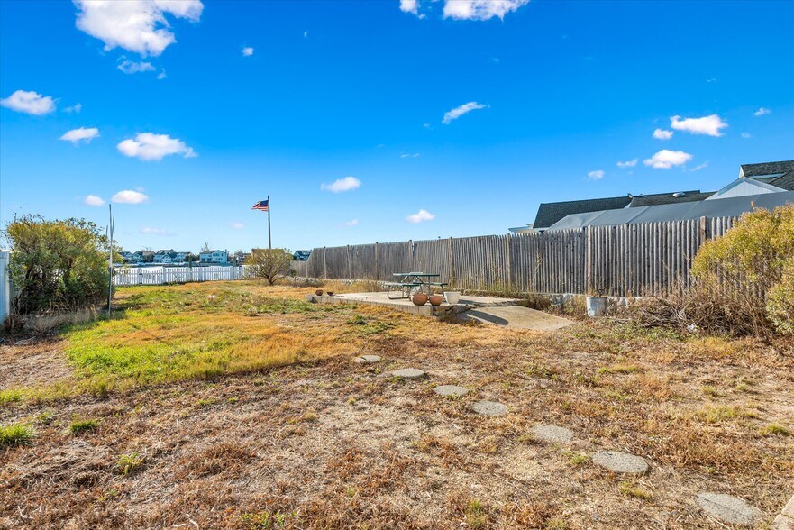 Building Photo - 2 Pirates Cv