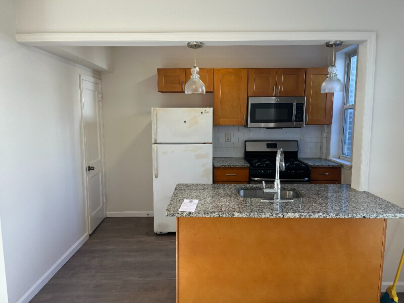 Building Photo - 1369 Kennedy St