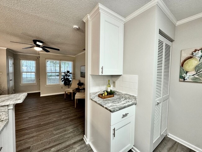 Building Photo - REDUCED PRICE! Updated 1st Floor/1-Level Condo Ready NOW! Includes Water, Sewer, Trash, Landscapi...