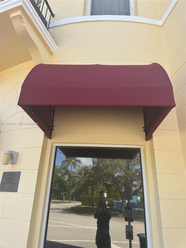 Building Photo - 700 W 51st St