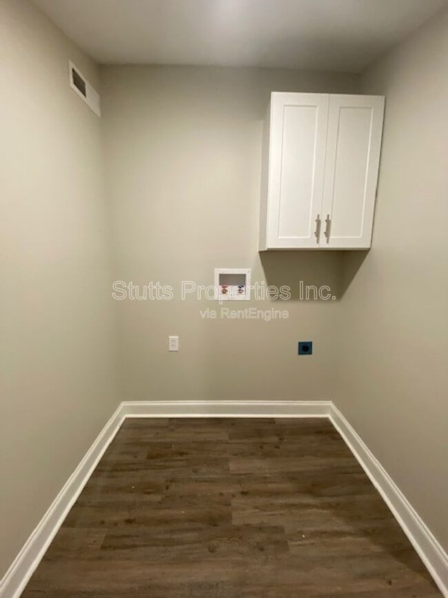 Building Photo - 602 E Mobile St