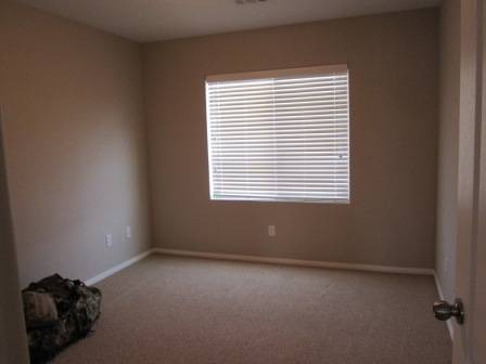 Building Photo - 10415 Lilac Square Ave