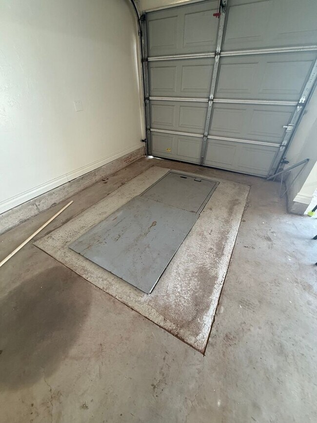 Building Photo - 3 bed, 2 living area, 2.5 baths with storm shelter gazebo!  This home has everything you need, ca...