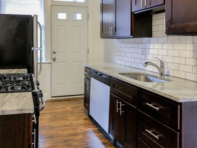 Interior Photo - 851-59 W. Cornelia