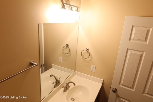 Building Photo - 114 Peonia Rd