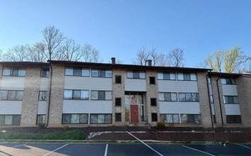 Building Photo - 140 Royal Oak Dr