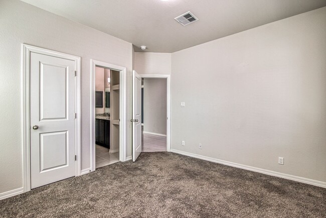 Building Photo - Beautiful  House 3 beds/3 baths. This Prop...