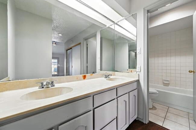 Building Photo - Charming 2/2 Duplex with Carport