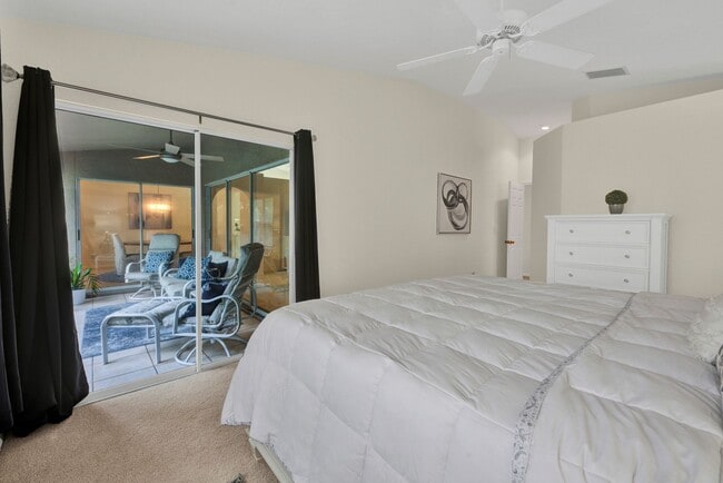 Building Photo - 3/2 Condo available in Emerald Bay!