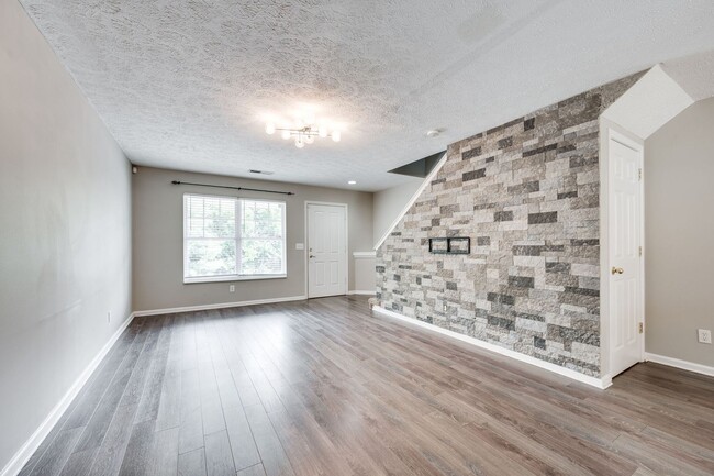 Building Photo - Renovated Townhome in Convenient Nashville...