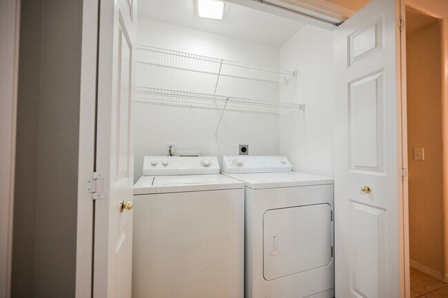 Building Photo - Gated Community townhome, with private garage