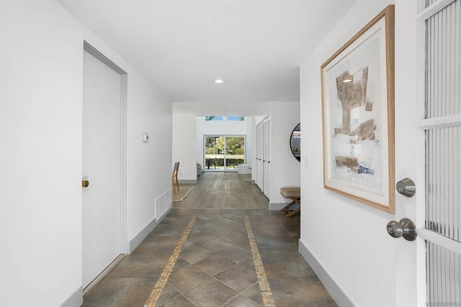 Building Photo - STUNNING HOME WITH GOLF COURSE VIEW IN WHI...