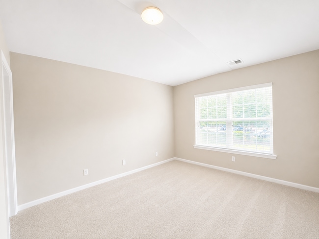 Building Photo - 2 bedroom 2.5 bath townhome in Spring Lakes