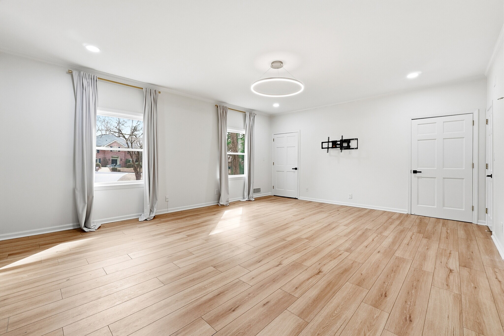 Building Photo - Room in House on River Park Dr