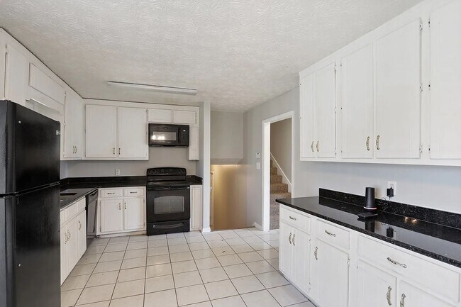 Building Photo - 4 bedrooms & 2 bath in Decatur!