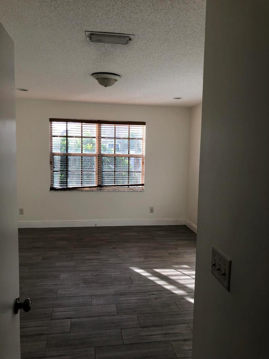 Building Photo - 401 SW 120th Ave